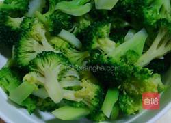 瘦肉炒西兰花的做法图解2