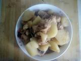 鸡腿炖土豆