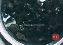酸辣黑木耳的做法图解1