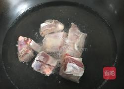 排骨酸菜炖粉条的做法图解3