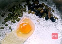 黑蝶杂粮果仁吐司（黑加仑蝶豆花杂粮果仁吐司）的做法图解2