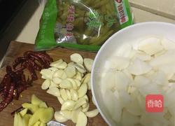 白萝卜泡鸡爪的做法图解1