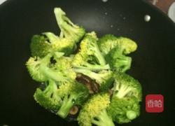 西兰花炒香菇的做法图解5