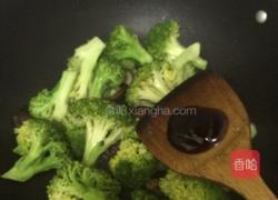 西兰花炒香菇的做法图解6