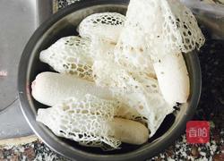竹荪草芽炖鸡汤的做法图解5