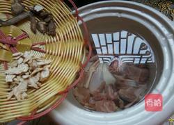 花旗参鸽子汤的做法图解2