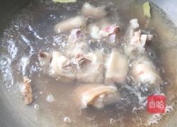 香菇炖猪脚的做法图解1