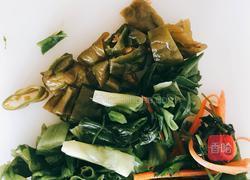 咸葱叶炖土豆的做法图解2