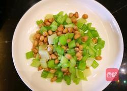 凉拌芹菜花生的做法图解3