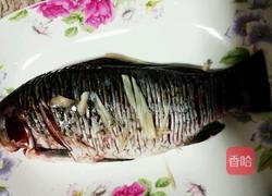 凉拌无刺鲫鱼的做法图解1