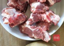 土豆烧排骨的做法图解1