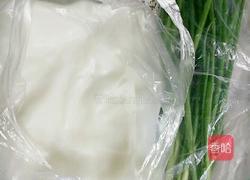 卷河粉蘸葱油的做法图解1