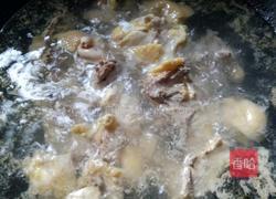 土豆焖鸡肉的做法图解1