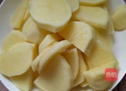 土豆焖鸡肉的做法图解2