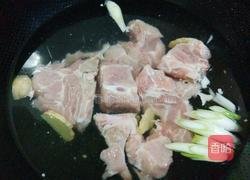 莲藕排骨汤的做法图解1