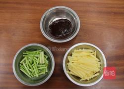 芹香土豆条的做法图解1