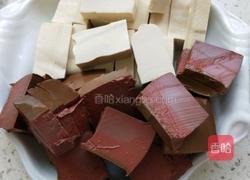 鸭血炖豆腐的做法图解1