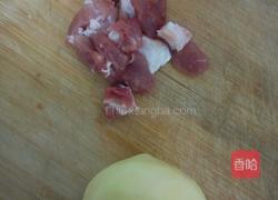 土豆白菜炖肉的做法图解1