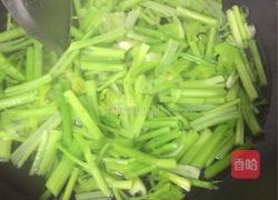 凉拌芹菜的做法图解2