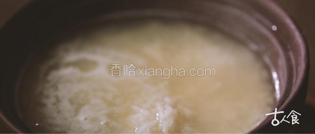 粳米淘洗干净，与冰糖一起放入佛手柑汁中；
