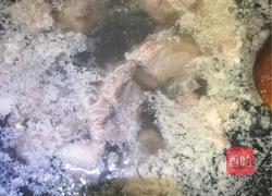 玉米排骨汤的做法图解1