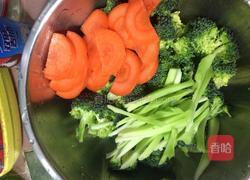 西兰花炒肉的做法图解1