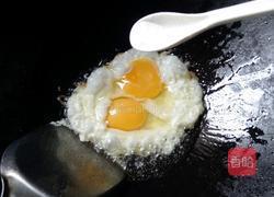 铁锅煎蛋的做法图解4