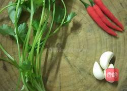 生腌酸菜蒜苗香菜的做法图解1