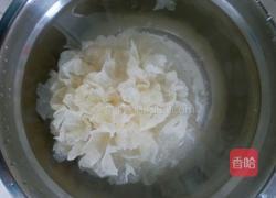 冰糖雪梨银耳羹的做法图解1
