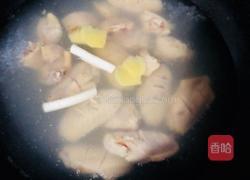 土豆炖鸡翅的做法图解1