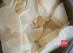 土豆白菜炖肉的做法图解1