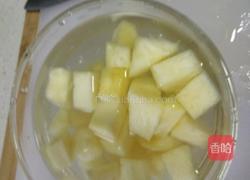 菠萝炒虾仁的做法图解1