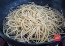 黑椒蘑菇培根炒意面的做法图解9