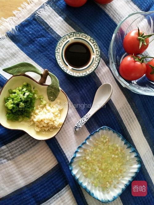 葱姜蒜切末备用,小葱留出最后点缀的量,剩余的葱姜末泡少量温水备用.