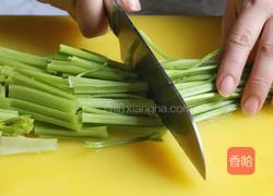 腰果仁炝芹菜的做法图解2