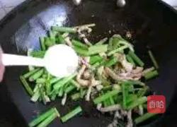 芹菜炒肉的做法图解11