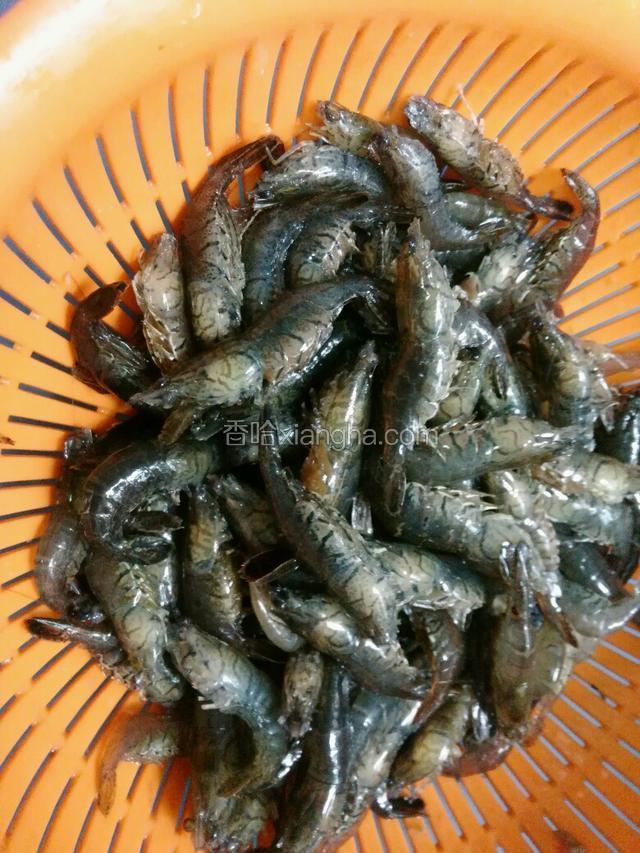 剪去头须和虾脚，用水洗净沥干水。