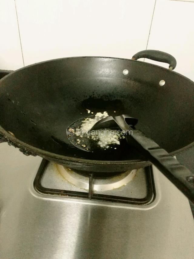 锅里留油放姜，蒜葱爆香，放调好的卤汁烧稠粘