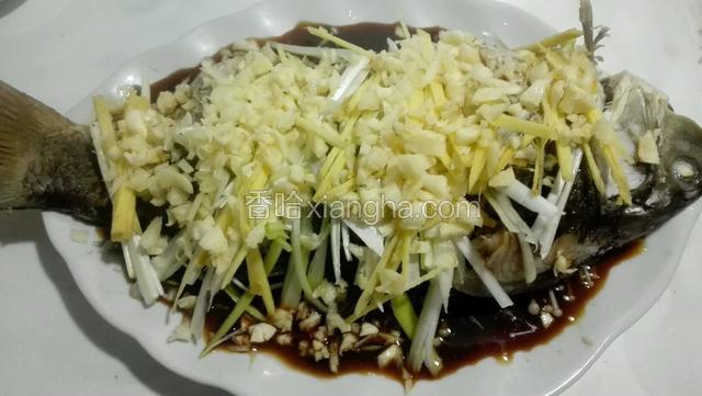 把葱丝，姜丝，蒜丁铺满鱼身。