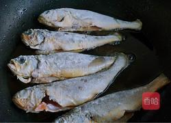 椒盐香葱黄花鱼的做法图解2