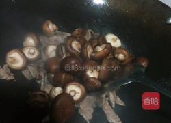 香菇炒肉的做法图解2