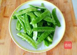 荷兰豆炒木耳的做法图解1