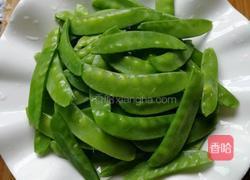 紫甘蓝炒荷兰豆的做法图解1