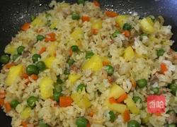 杂锦菠萝炒饭的做法图解3