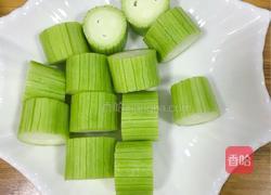 毛豆炒丝瓜的做法图解1