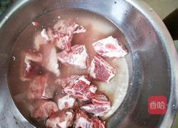 玉米炖排骨的做法图解1