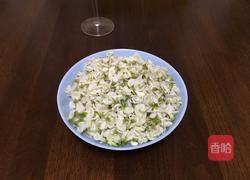 凉拌槐花的做法图解2