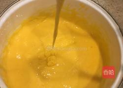 抹茶拉花戚风蛋糕的做法图解5
