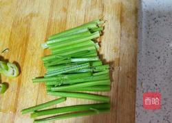 海鲜菇炒香芹的做法图解2