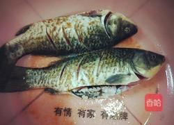 油炸鲤鱼的做法图解1
